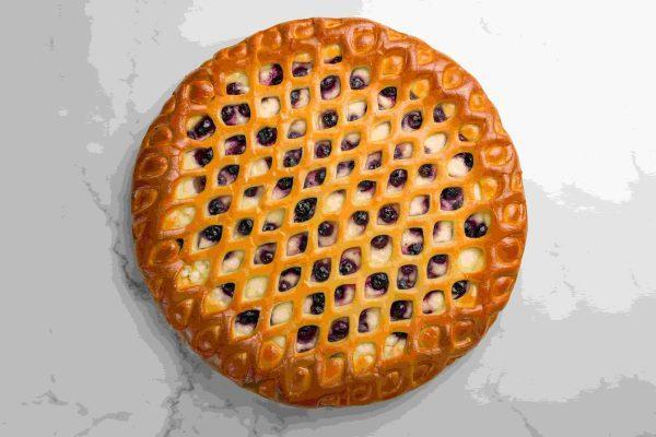 Пирог творожник с черной смородиной