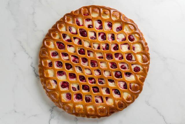 Пирог творожник с вишней